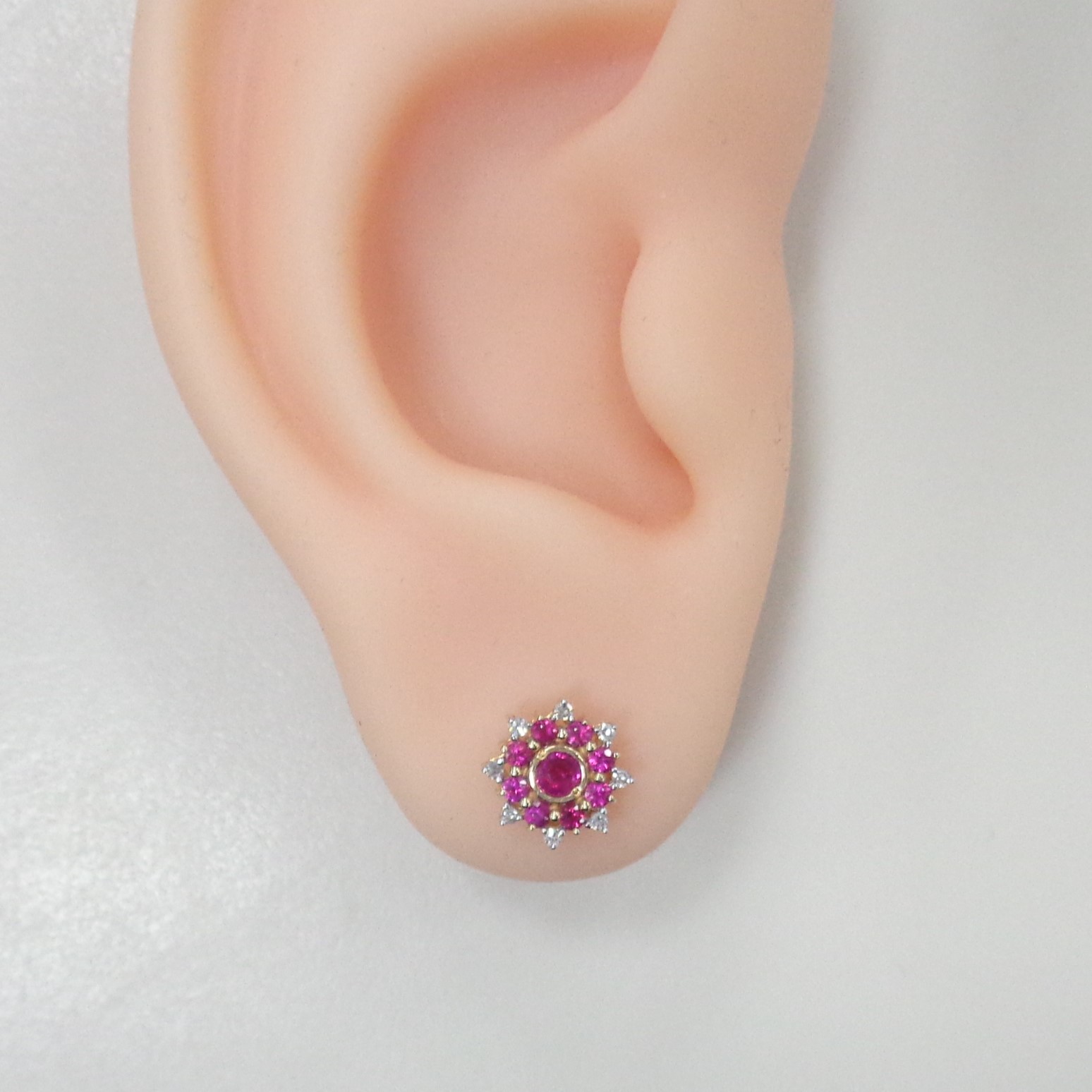 Золотые серьги-пусеты 585 пробы; родий; вставки 2 Рубин 0,193 2/2А; 16 Рубин 0,257 2/2А; 16 Бр.Кр-17